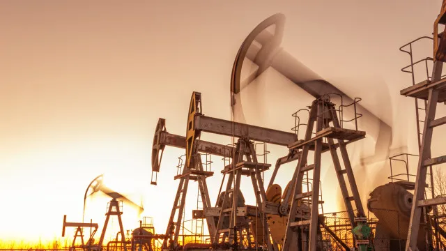 Petróleo dispara mais de 5% e ultrapassa US$ 105 após novas ameaças de ataques dos EUA ao Irã